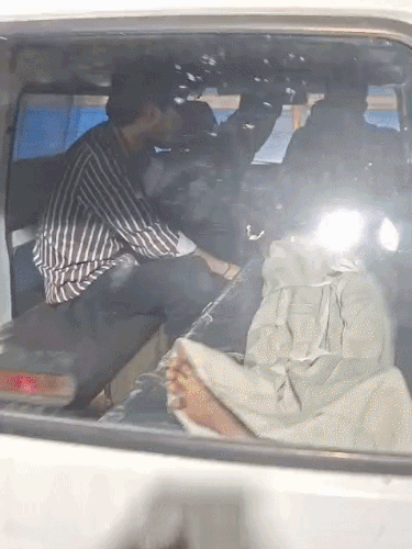 बिलाल का शव ले जाते हुए छोटा भाई राशिद खान।