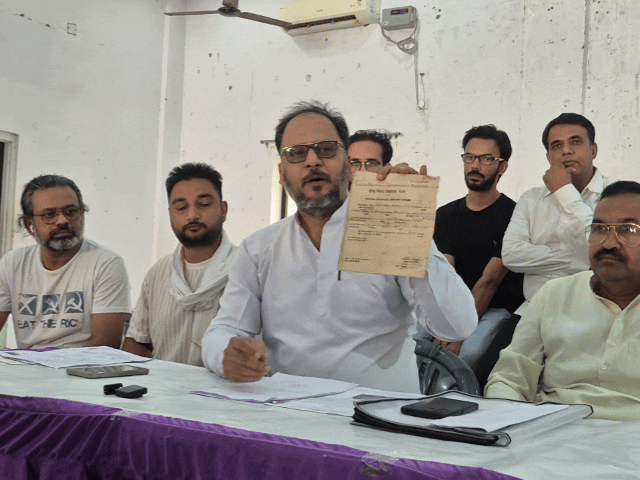 प्रेस कॉन्फ्रेंस में इस्लामपुर गांव के पुराने आजादी से पहले के कागजात दिखाएं गए।