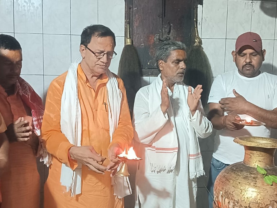 पूजन हवन करते भाजपा कार्यकर्ता।