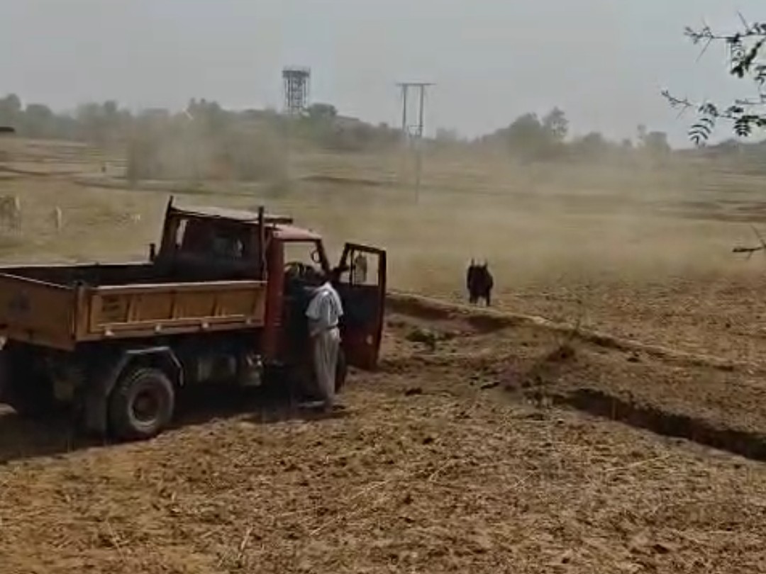 सिरसी घाट पर जांच करती खनिज विभाग की टीम।
