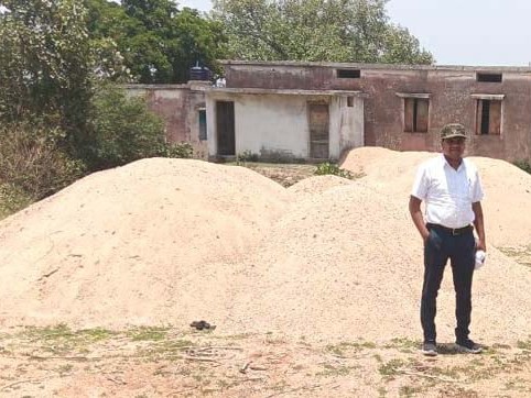 खनिज विभाग ने रेत के अवैध स्टॉक को जब्त कर लिया है।