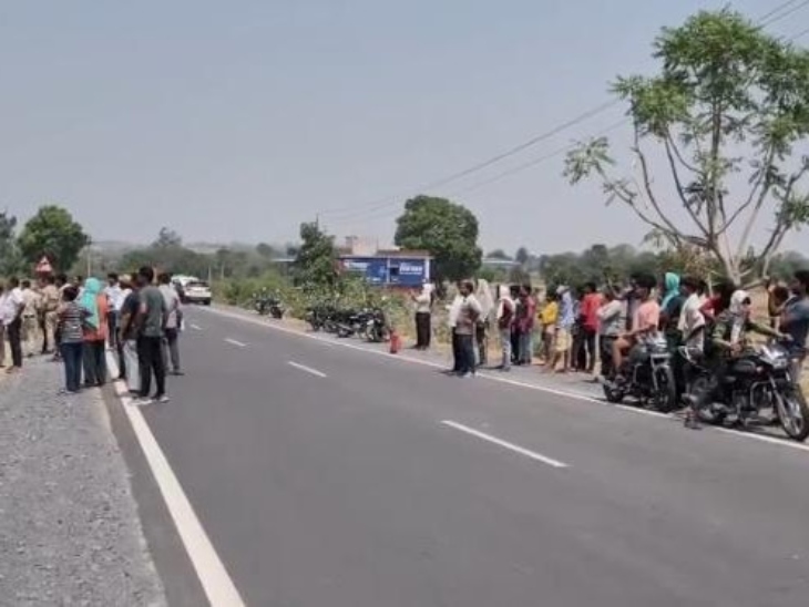 आग लगने के बाद आसपास लोगों की भीड़ जमा हो गई थी