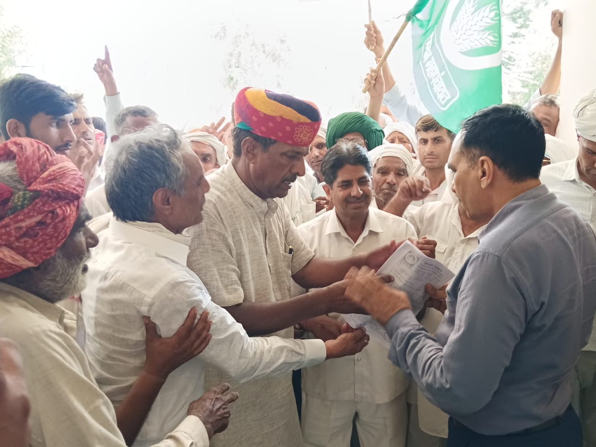 किसानों ने नीमकाथाना एडीएम भागीरथ साख को ज्ञापन सौंपकर परियोजन रद्द करने की मांग की।