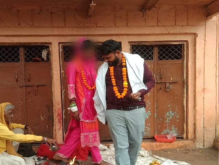 युवक के साथ शादी की कसमें खाते हुए