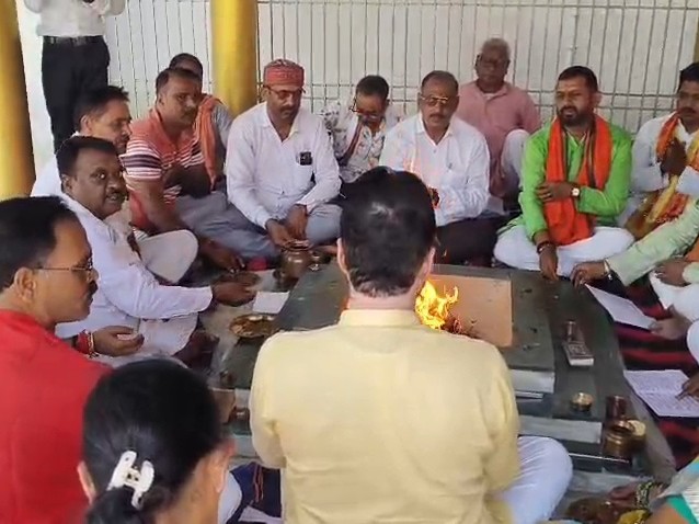 पूजन हवन करते भाजपा कार्यकर्ता।