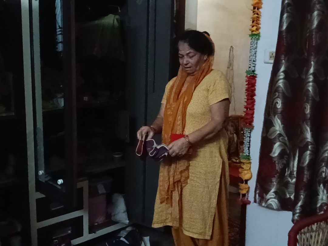 चोरी के बाद रोती हुई महिला।