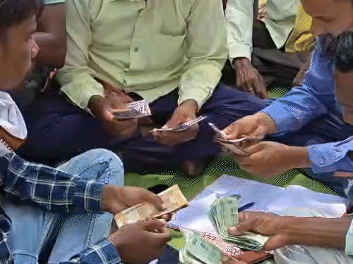 ग्रामीणों ने समस्या के समाधान के लिए पैसे भी जुटाए।