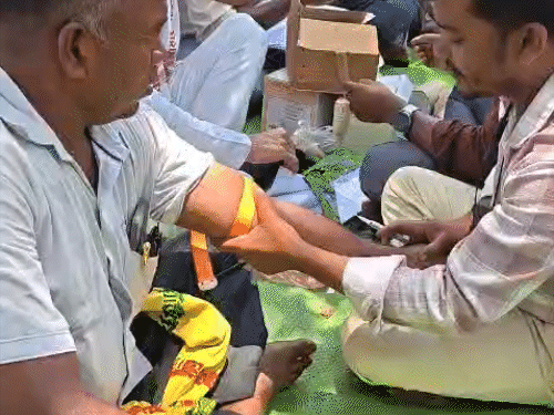 हर व्यक्ति के लिए नई और सिंगल-यूज सीरिंज का इस्तेमाल किया गया।