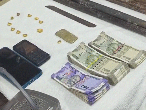 मृतक महिला के गले से आरोपियों ने सोने का हार चुरा लिया था। पुलिस ने सब बरामद कर लिया है।