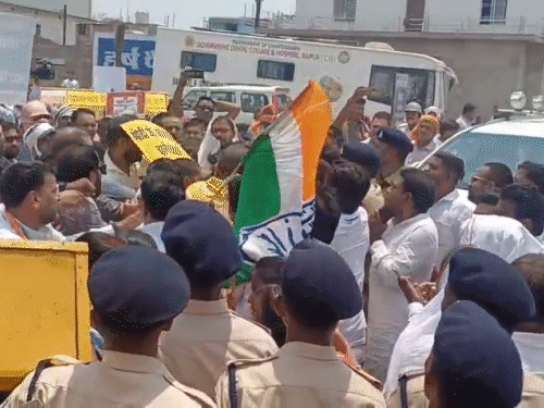 शिविर का विरोध करने कांग्रेस कार्यकर्ता पहुंचे थे।