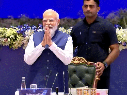 NDA बैठक में भाजपा अध्यक्ष नितिन नबीन ने पीएम को सम्मानित किया।