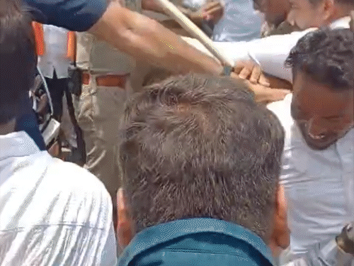 बीजेपी विधायक मोतीलाल साहू की गाड़ी के सामने कांग्रेस कार्यकर्ता लेट गए।