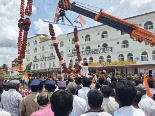 मुख्यमंत्री ने दो सेब तोड़कर भीड़ की ओर एक-एक करके फेंका।