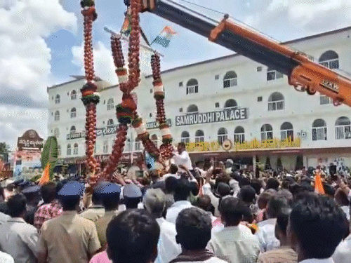 सेब फेंकते ही कुछ समर्थक उसे पकड़ने और लेने के लिए आपस में भिड़ गए।