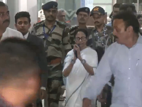 दिल्लीत सोनिया गांधींची भेट घेतल्यानंतर ममता कोलकाता येथे परतल्या.
