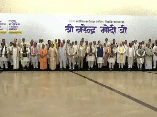 PM मोदी ने भाजपा-NDA नेताओं के साथ ग्रुप फोटो खिंचवाई।