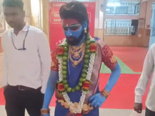 कर्मचारी युवक को वीआईपी दर्शन कराते नजर आए।