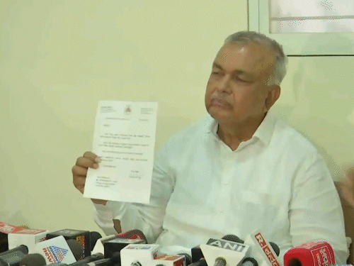 रामलिंगा रेड्‌डी ने शुक्रवार को प्रेस कॉन्फ्रेंस में अपने इस्तीफे की कॉपी दिखाई।