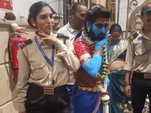 मंदिर समिति के कर्मचारी और सुरक्षाकर्मी भी उनके साथ फोटो खिंचवाते नजर आए.