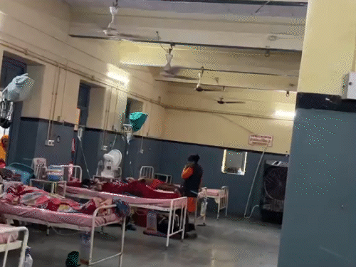 तस्वीर पीबीएम हॉस्पिटल में भर्ती प्रसूताओं के वार्ड की है। सुपरिटेंडेंट का कहना है कि अब महिलाओं की हालत में सुधार है।