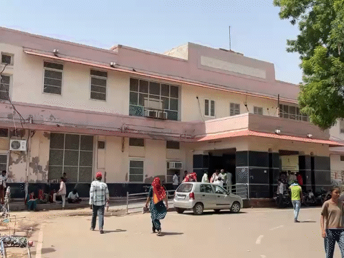 तस्वीर पीबीएम हॉस्पिटल की है, जहां 5 प्रसूताओं की किडनी फेल हो गई।