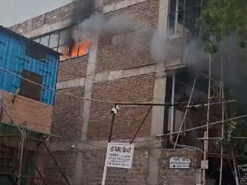 बिल्डिंग में एसी डक्ट में शॉर्ट सर्किट के कारण आग लगी थी। इस दौरान धुआं निकलता रहा।