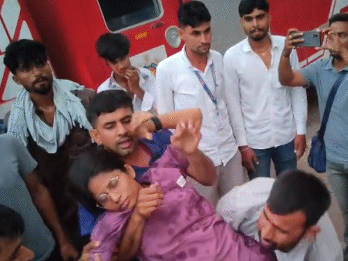 मरीजों को बाहर निकालते समय एक महिला कर्मचारी धुएं से बेहोश हो गई।
