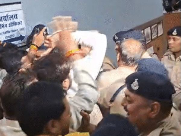 रविवार देर रात भोपाल में कांग्रेस नेता चुनाव आयोग के दफ्तर के सामने ही सड़क पर लेट गए। प्रदर्शन भी किया। - Dainik Bhaskar