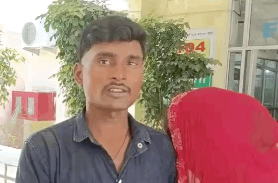 जानकारी देते हुए महिला का पति।