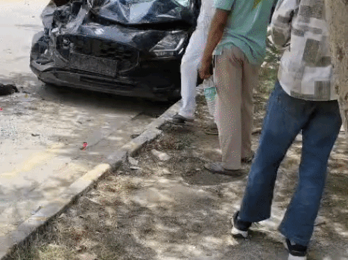 गुरुग्राम के बिलासपुर में फायरिंग और तोड़फोड़ में क्षतिग्रस्त गाड़ियां।