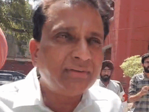दफ्तर में मारपीट के बाद अधिकारी प्रवीन मीडिया से बचकर भागते हुए। - Dainik Bhaskar