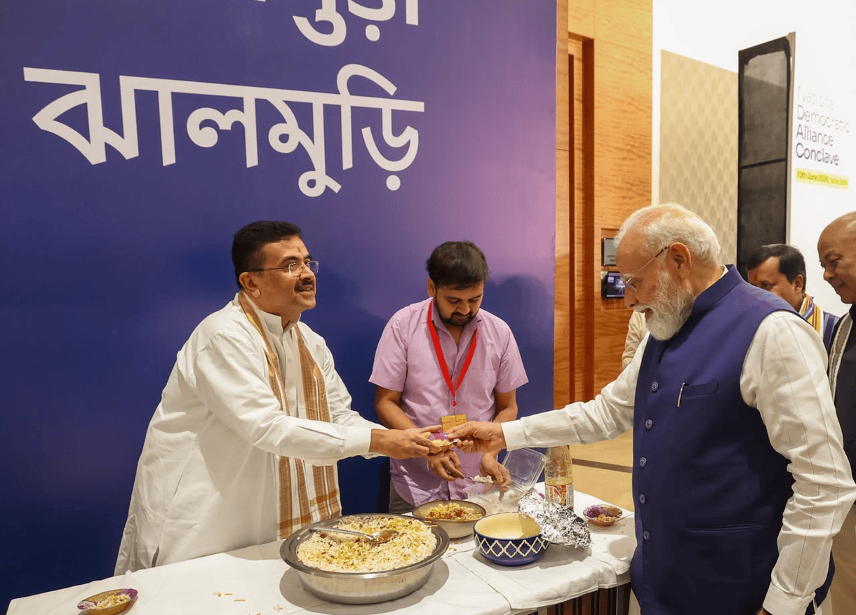 बैठक के बाद भारत मंडपम में PM मोदी और अन्य नेताओं ने झालमुड़ी खाई।
