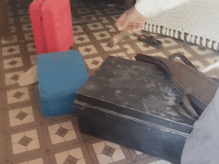चोरी के बाद यूं बिखरा पड़ा था सामान