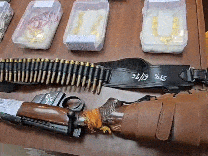 आरोपियों ने पैसे और बंदूक चुरा ली.