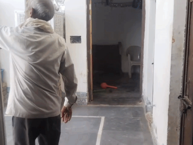 चोरी के बाद घर के बारे में जानकारी देते बुजुर्ग।