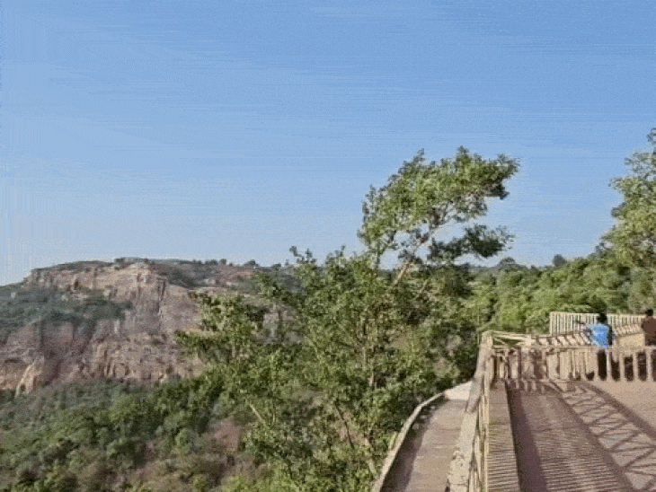 यहां सामने की जमीन अफसरों और उनके परिजनों को बेच दी गई है।