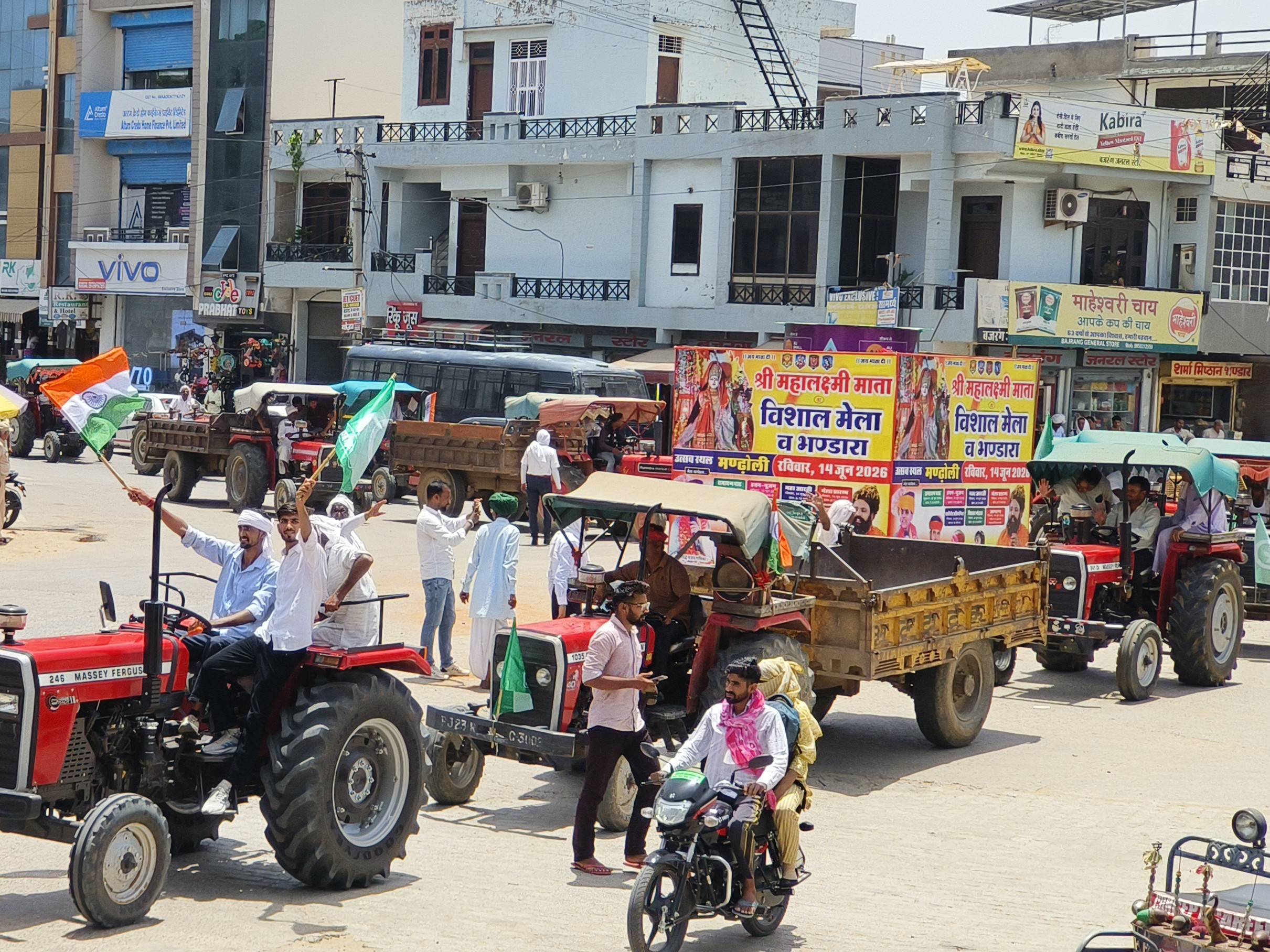 ट्रैक्टर रैली मुख्य मार्गों से होते हुए एडीएम कार्यालय तक पहुंची।