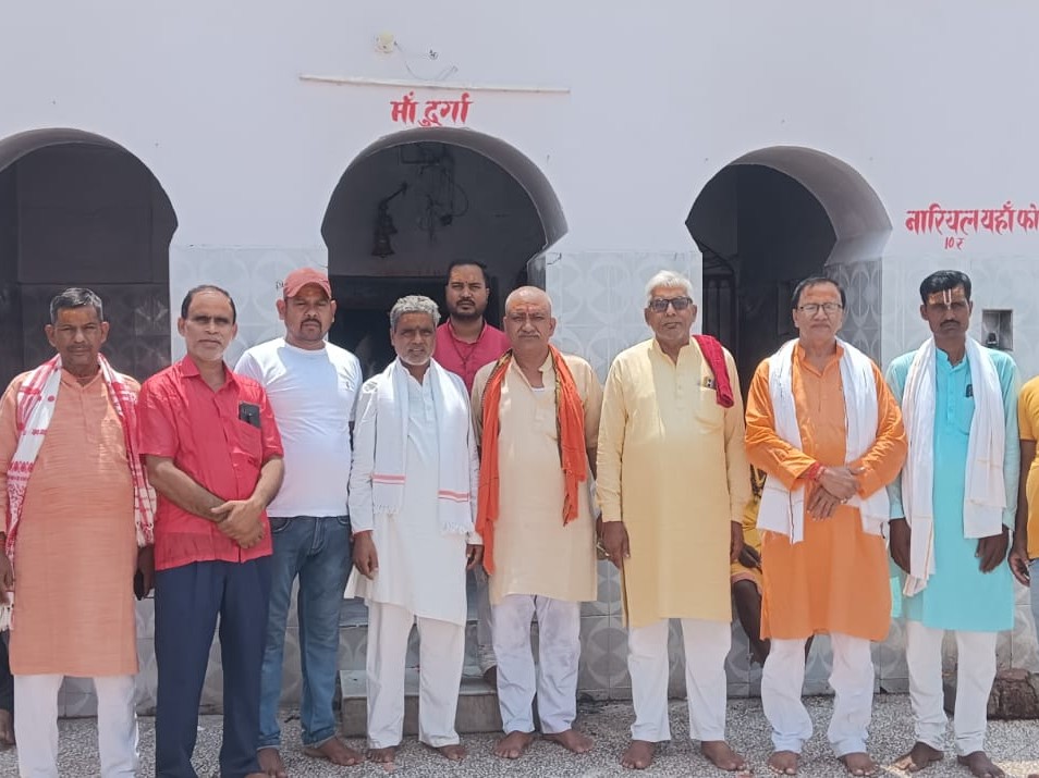 महादेव सिमरिया सिकंदरा मंदिर में मौजूद भाजपा नेता।