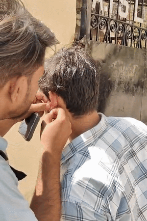 लालबाग स्थित अमीर उद दौला इस्लामिया कॉलेज परीक्षा केंद्र पर एक अभ्यर्थी बाली पहनकर आया। पुलिस ने उसे बाहर ही उतरवा दी थी।
