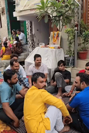 सूर्या को श्रद्धाजंलि देने के लिए उसके घर पर करीब 3 हजार लोग पहुंचे।