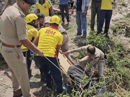 पुलिस और SDRF को खाई से महिला का शव मिला।