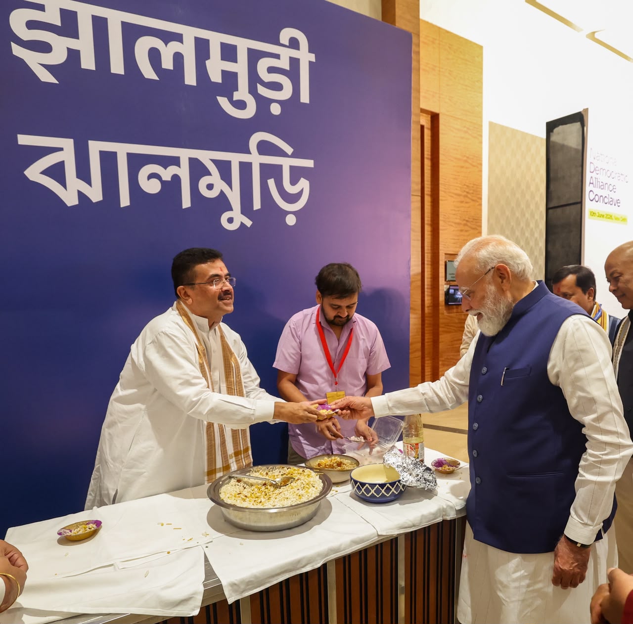 बंगाल सीएम शुभेंदु ने पीएम मोदी को झालमुड़ी परोस कर दी।