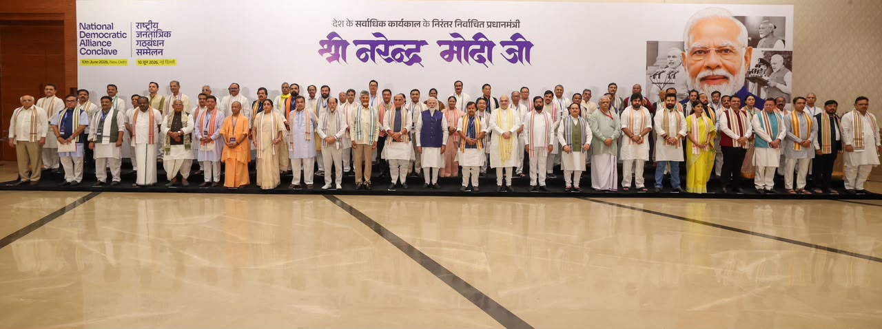 पीएम मोदी ने नेताओं के साथ ग्रुप फोटो खिंचवाई।