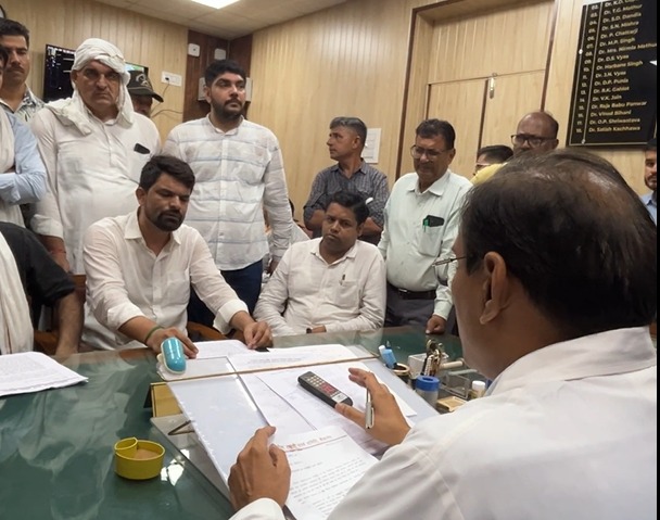 मामले को लेकर कांग्रेसी नेताओं ने बुधवार को पीबीएम हॉस्पिटल परिसर में प्रदर्शन किया और हॉस्पिटल अधीक्षक से मुलाकात कर मामले की जांच की मांग की।