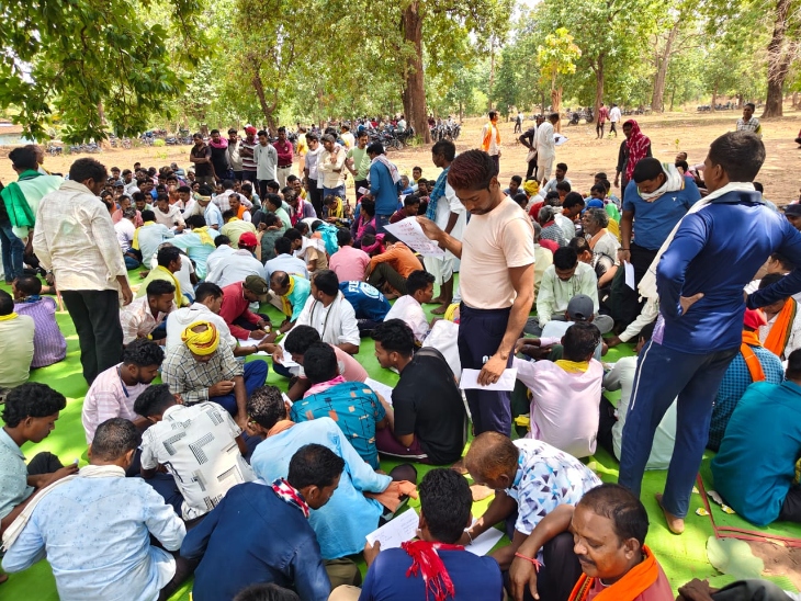 ग्रामीणों ने ब्लड से 500 से ज्यादा लेटर लिखे।