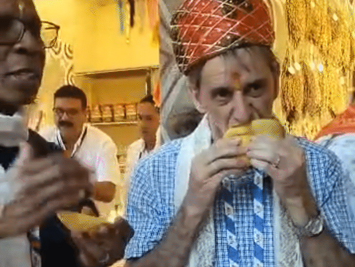 विदेशी प्रतिनिधियों ने ग्रामीण बाजार में आम का स्वाद चखा।