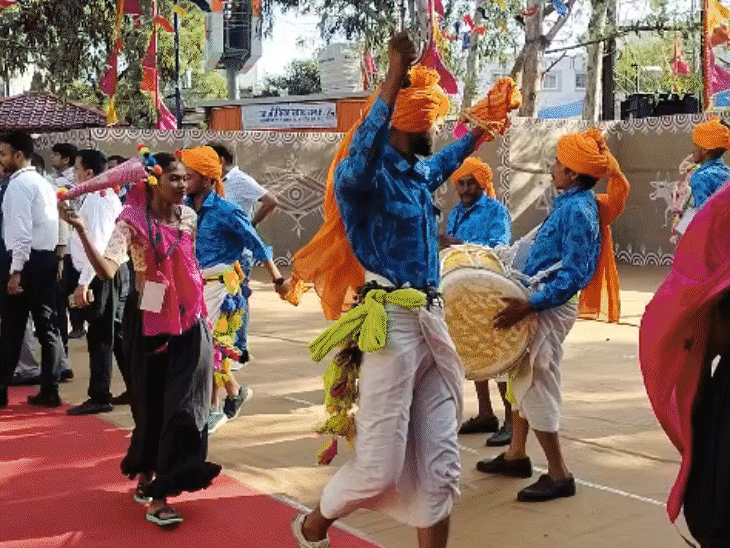 ग्रामीण बाजार में मालवी नृत्य से प्रतिनिधियों का स्वागत किया गया।