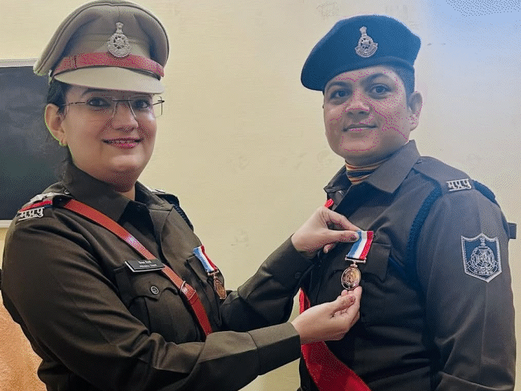 निशा की ये तस्वीरें इंस्टाग्राम से मिली हैं. एक में वह एक्ट्रेस महिमा चौधरी के साथ नजर आ रही हैं