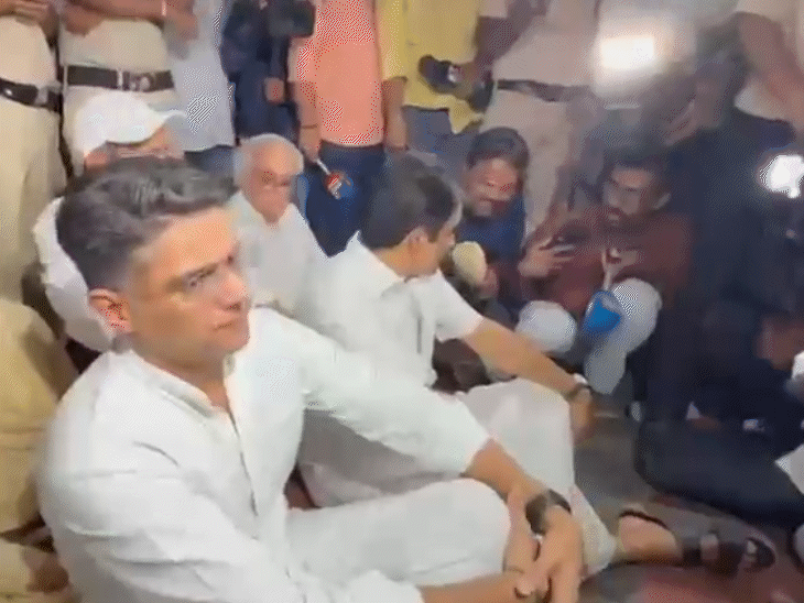 दिल्ली में कांग्रेस प्रतिनिधिमंडल भारत निर्वाचन आयोग के दफ्तर के सामने धरने पर बैठा।
