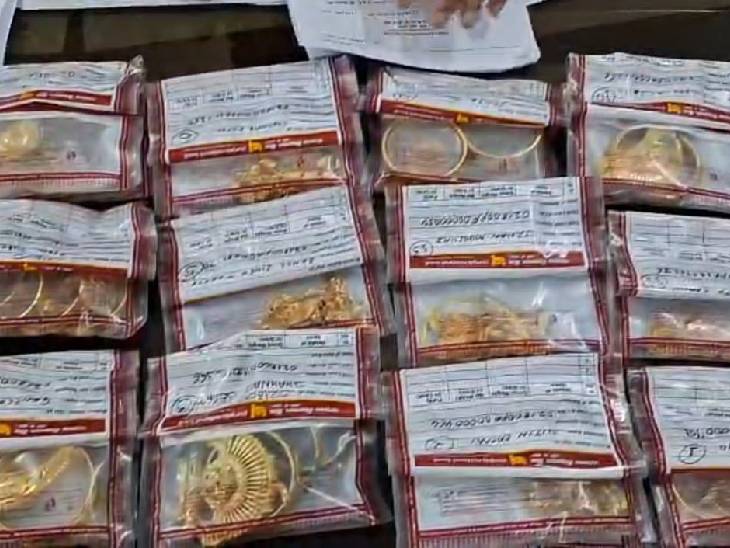 ये आभूषण नकली सोने से बने हैं, जिन्हें मूल्यांकनकर्ता ने असली बताया था।